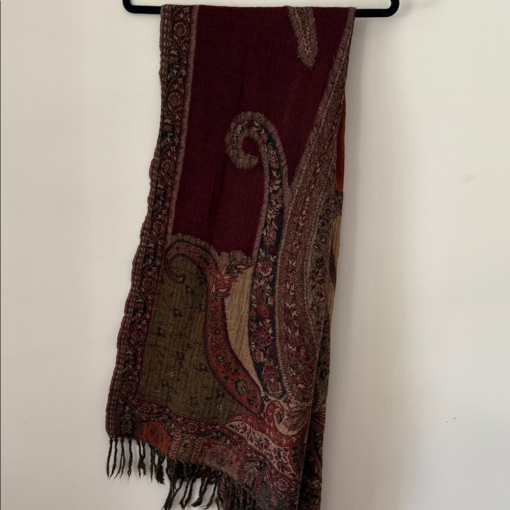 Elegant Paisley Patterned Scarf 100% wool